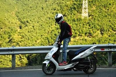 紧急情况怎么刹车手动挡,紧急状况怎么刹车