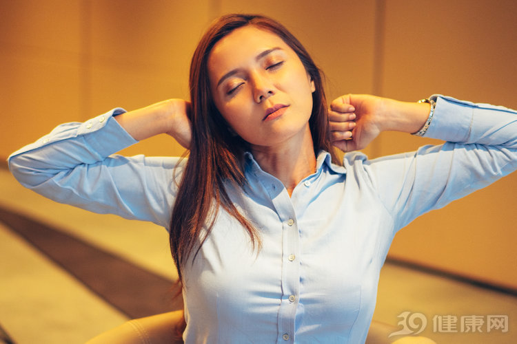 摔倒后脑勺着地脑出血症状有哪些,出现这4个症状当心脑肿瘤