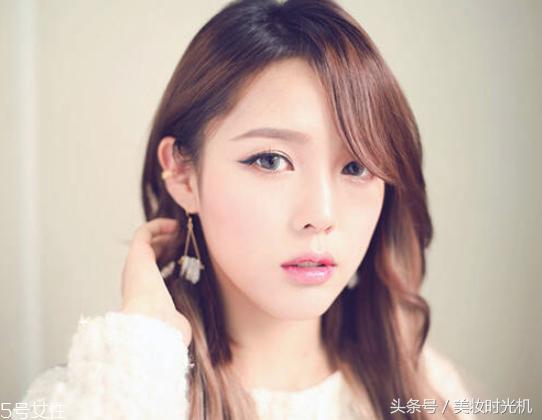 夏天脸上出油严重怎么补妆,夏天脸上容易出油怎么化妆