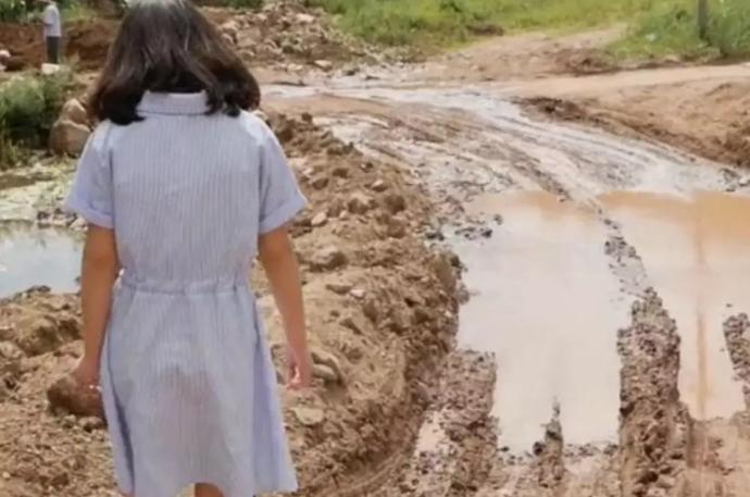 19岁女孩多次被养父养兄性侵,村里人批评她“不懂回报”