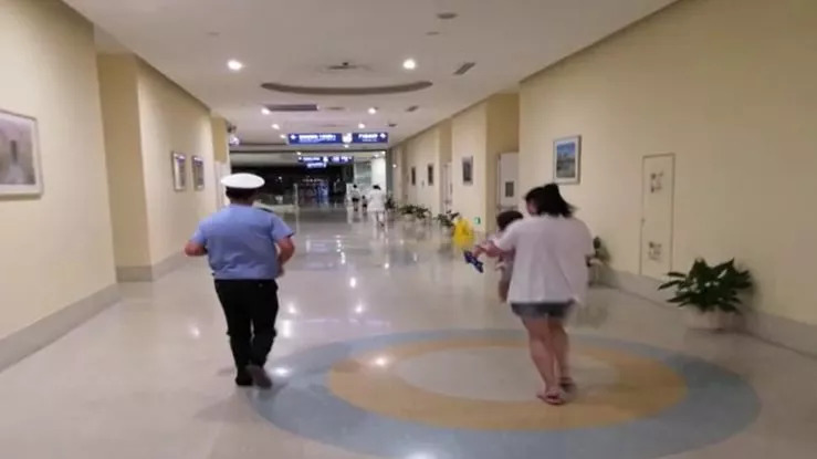 6个月宝宝嘴巴闻着一股药味,13个月宝宝嘴巴有酸臭味怎么回事