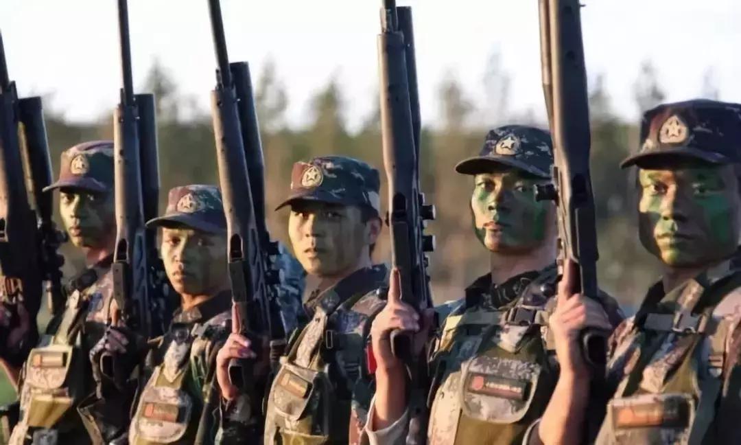 中国枪王徒手接弹壳,解放军最新制式狙击步枪