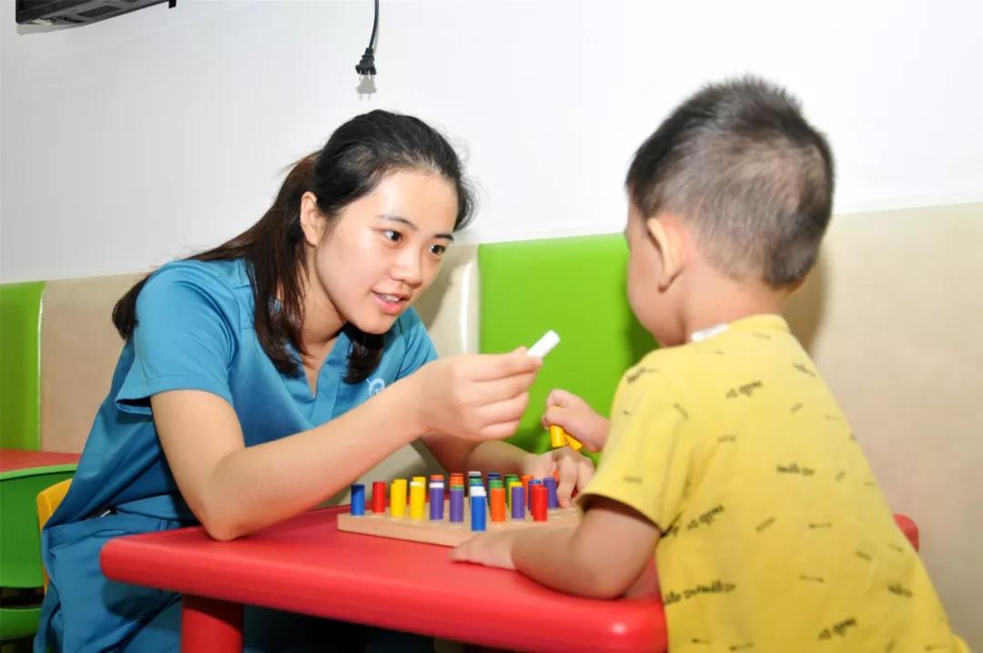 孩子发育落后怎么干预,小孩语言发育落后半年怎么干预