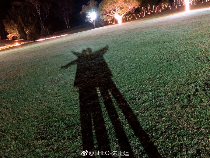 朱正廷在出道时拥抱毕雯珺,朱正廷出道夜奔向毕雯珺