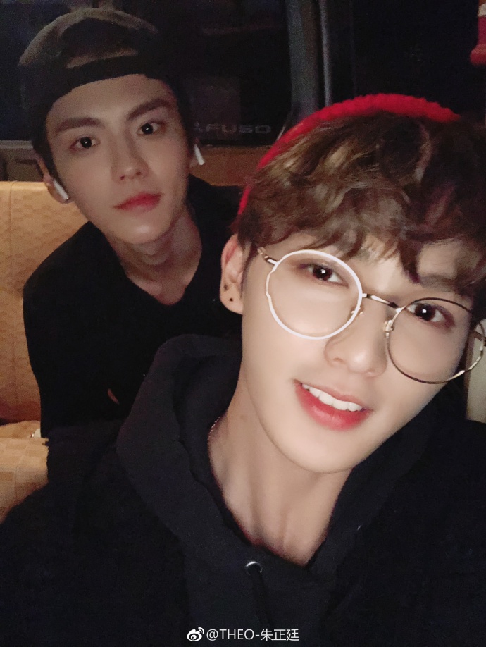 朱正廷在出道时拥抱毕雯珺,朱正廷出道夜奔向毕雯珺