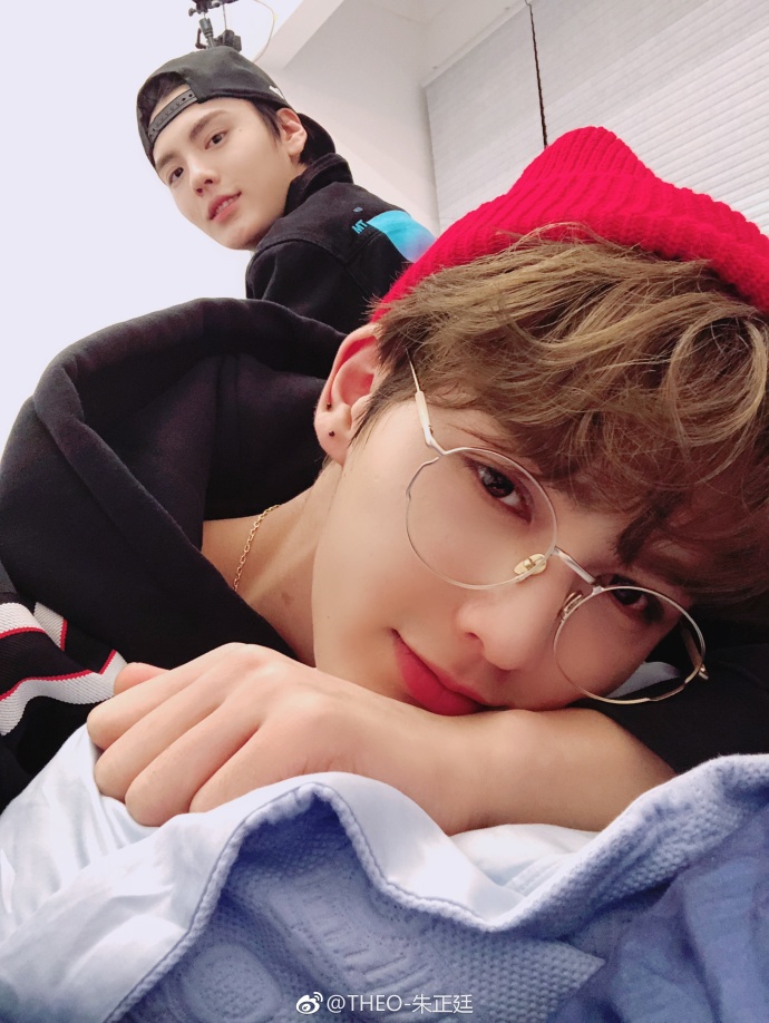 朱正廷在出道时拥抱毕雯珺,朱正廷出道夜奔向毕雯珺