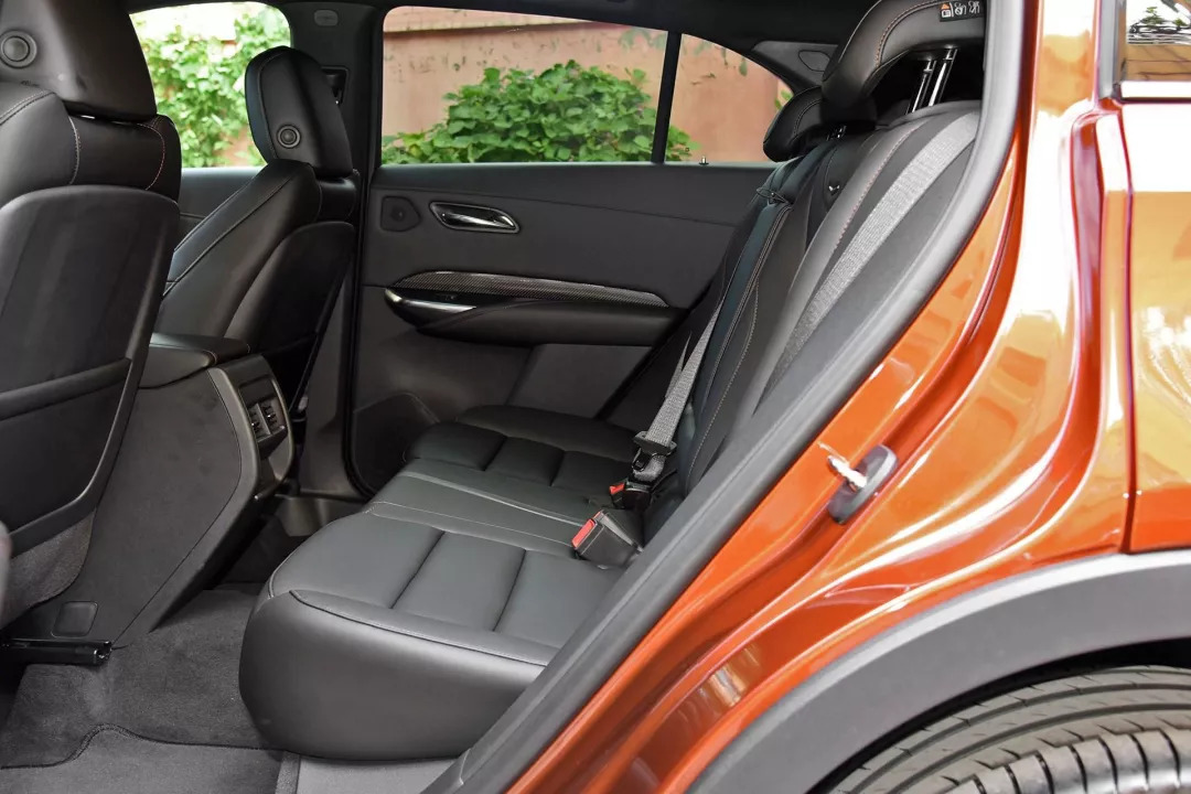 这款suv有颜值动力足,24款凯迪拉克xt4真实测评