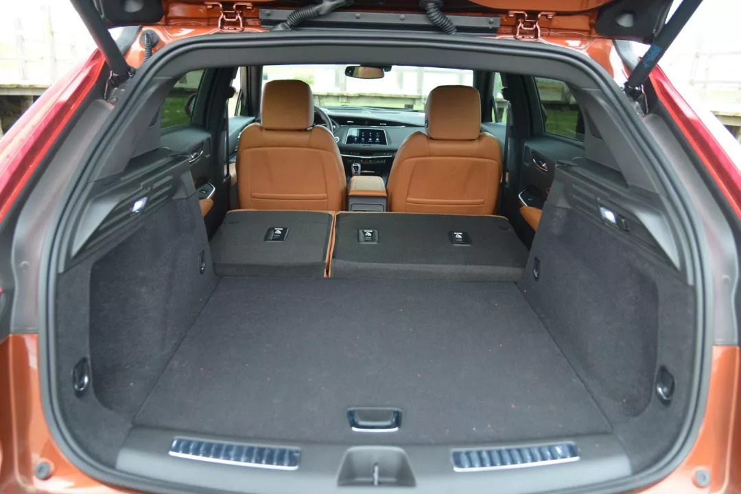 这款suv有颜值动力足,24款凯迪拉克xt4真实测评