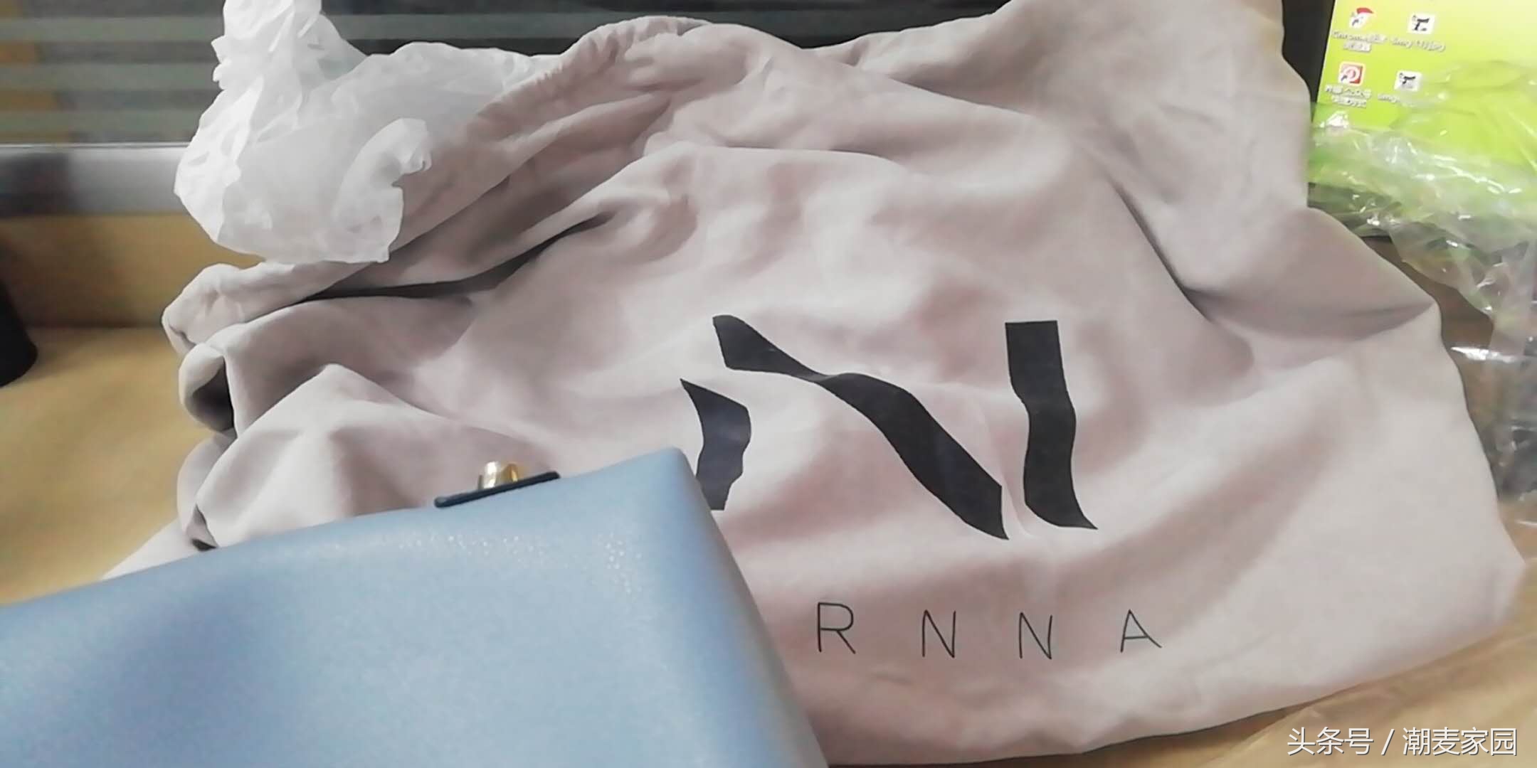 「手感超好」实拍美女刚刚到手的香港zornna包包开箱