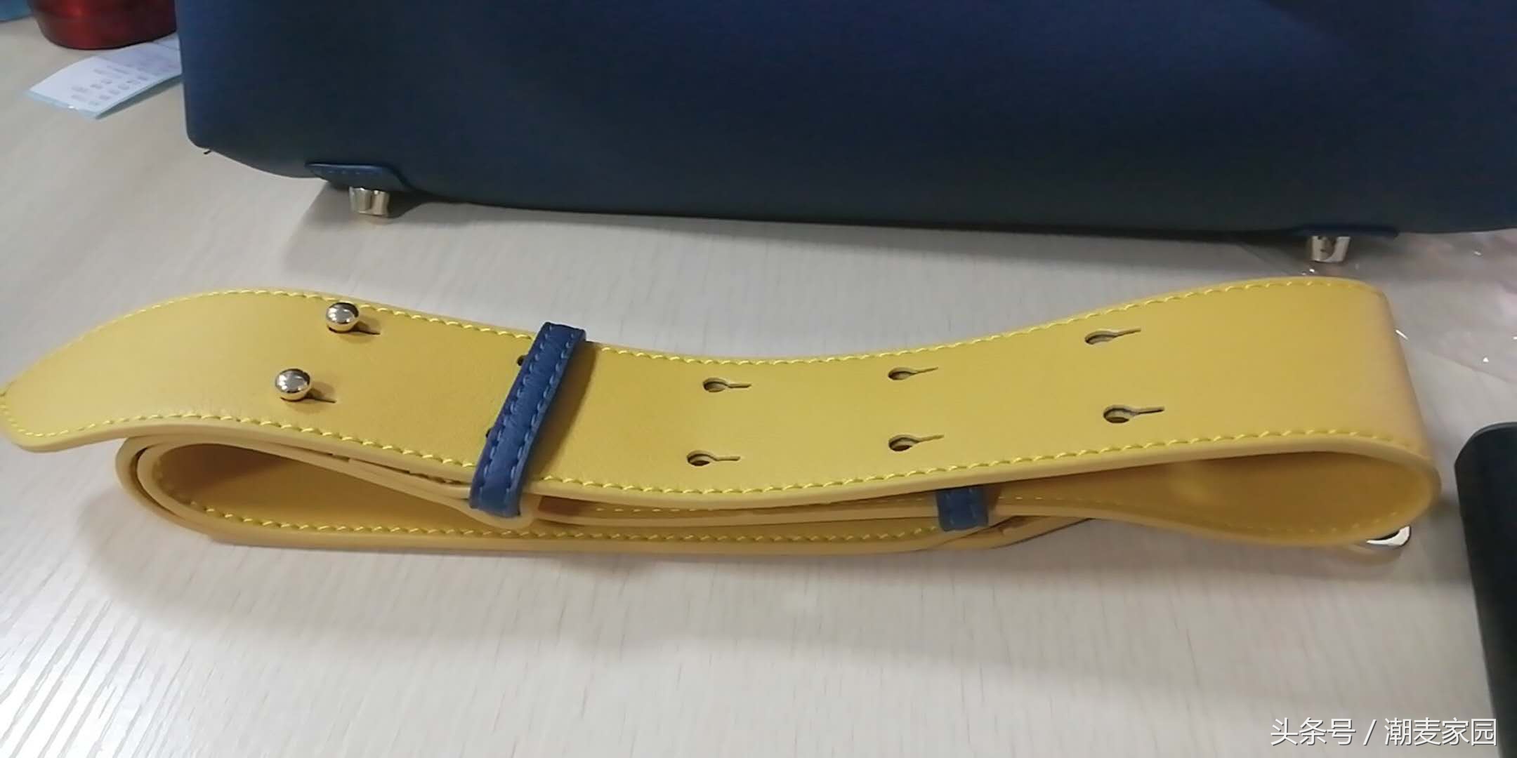 「手感超好」实拍美女刚刚到手的香港zornna包包开箱