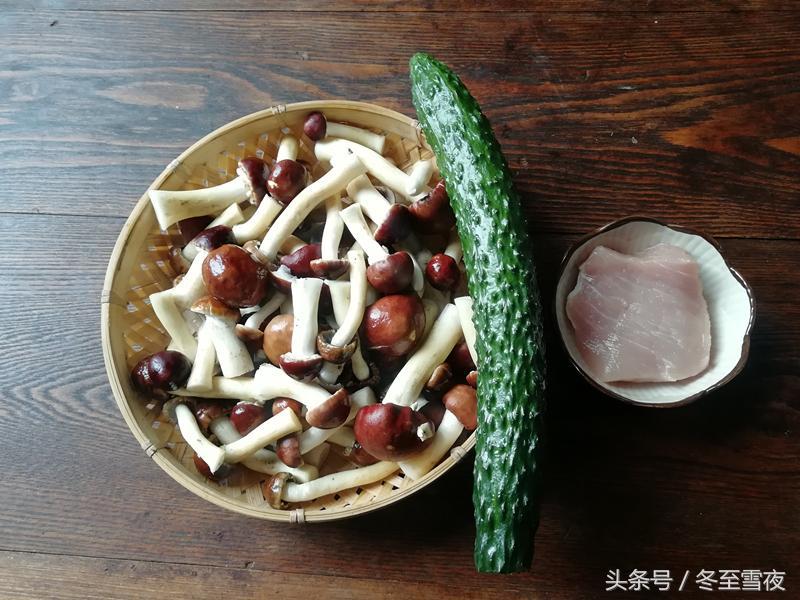 怎样把蘑菇做的好吃?做法其实并不复杂,教你这样做,鲜美嫩滑