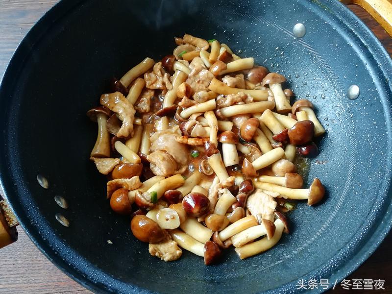 怎样把蘑菇做的好吃?做法其实并不复杂,教你这样做,鲜美嫩滑