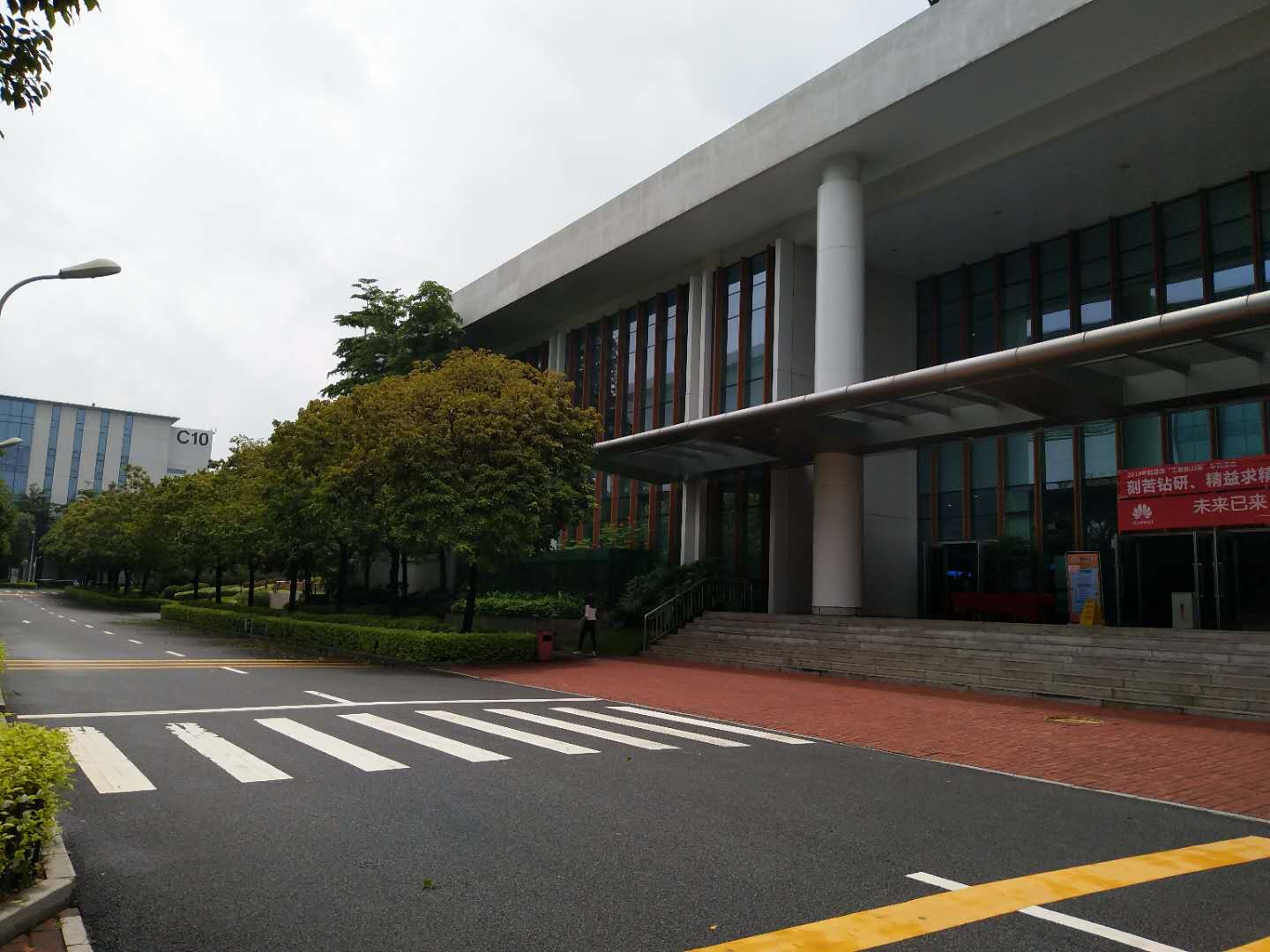 东莞松山湖一月加70个小时班，普工工资能拿8000，算不算高工资？