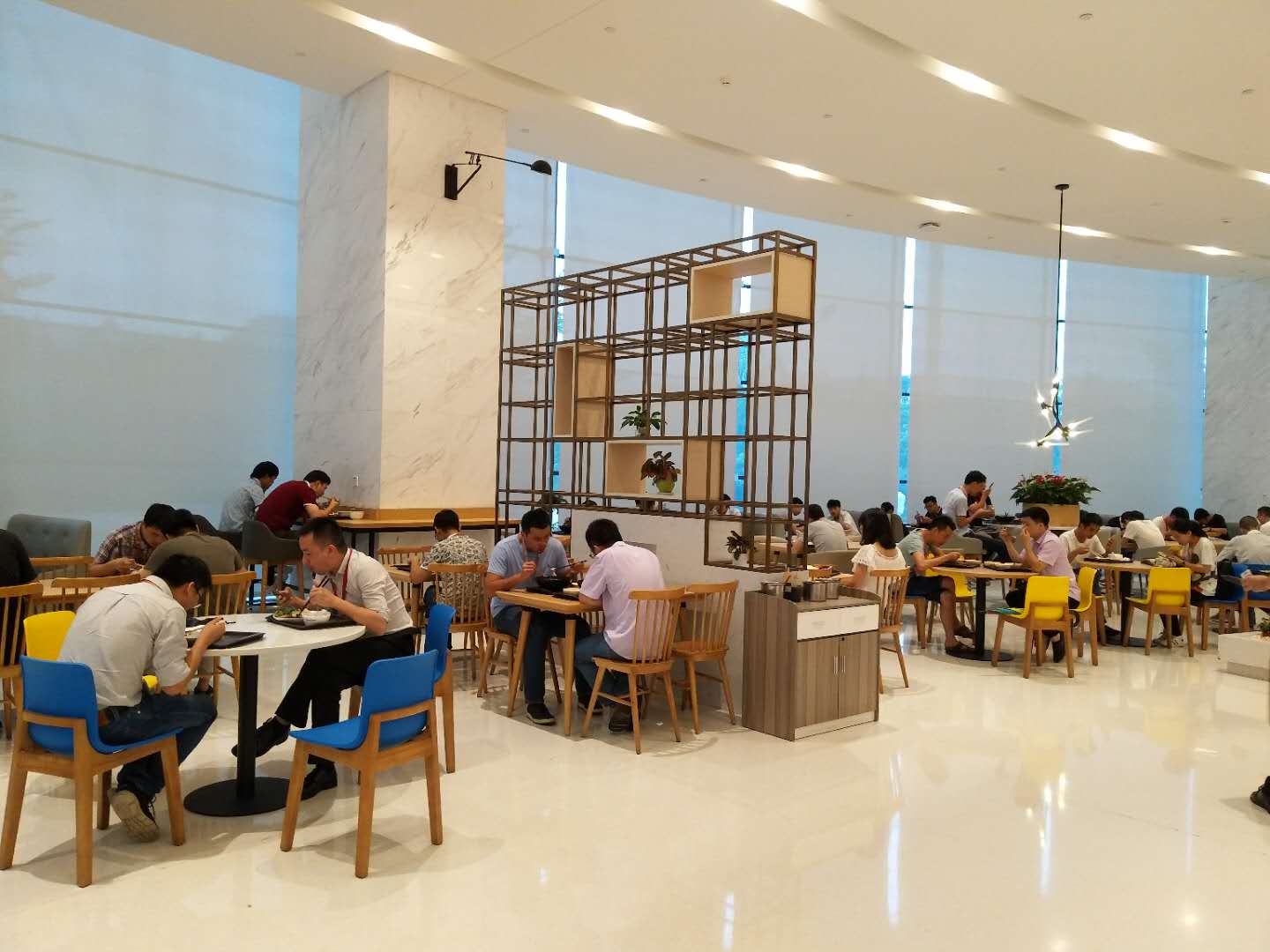 东莞松山湖一月加70个小时班，普工工资能拿8000，算不算高工资？