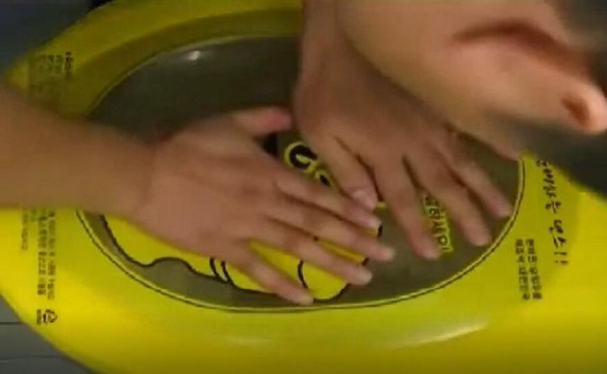 马桶被薄薄的塑料堵了,只能在马桶上面挂毛巾怎么办