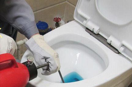 马桶被薄薄的塑料堵了,只能在马桶上面挂毛巾怎么办