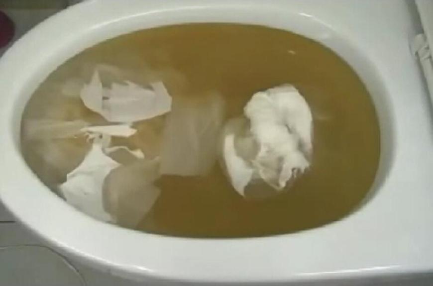 马桶被薄薄的塑料堵了,只能在马桶上面挂毛巾怎么办