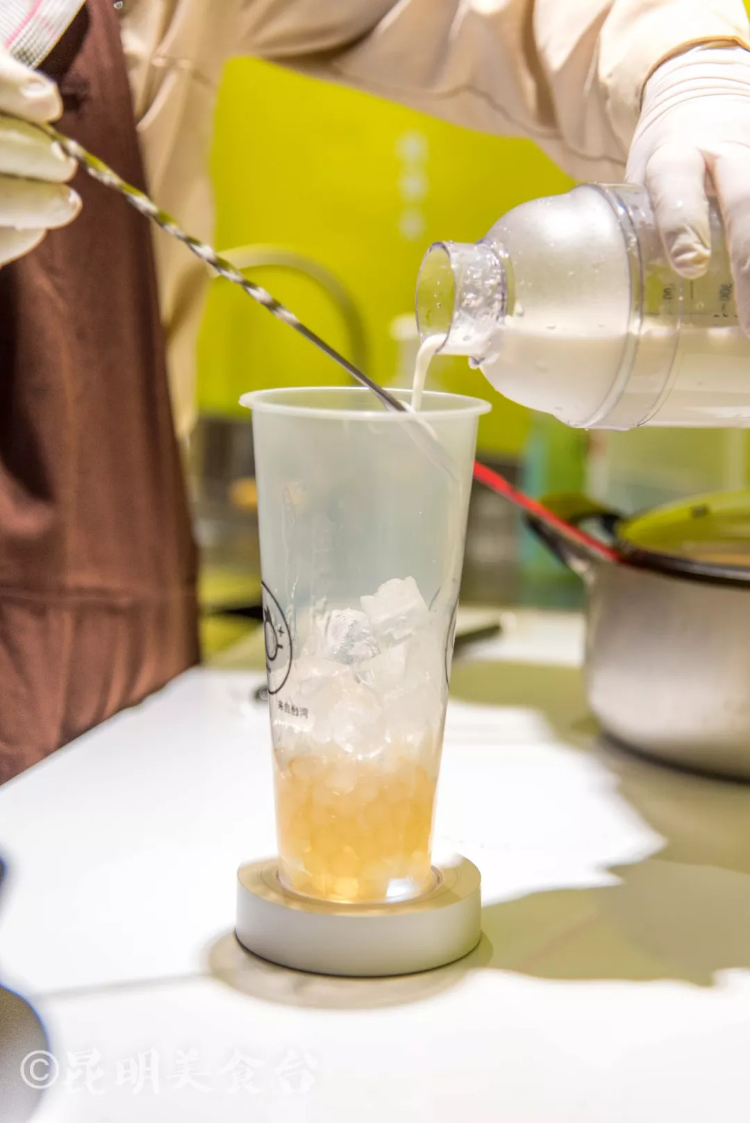 一天卖3万杯的奶茶,一天卖2000多杯奶茶