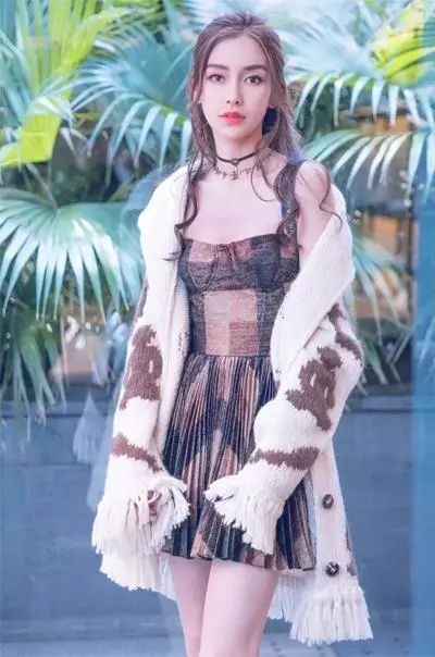 毛衣小香风外套怎么搭配最好看,杏色毛衣过膝长裙搭配什么外套