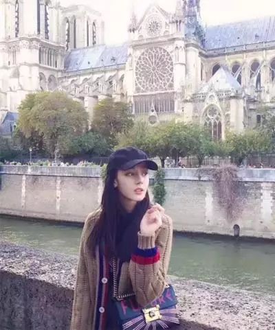 毛衣小香风外套怎么搭配最好看,杏色毛衣过膝长裙搭配什么外套