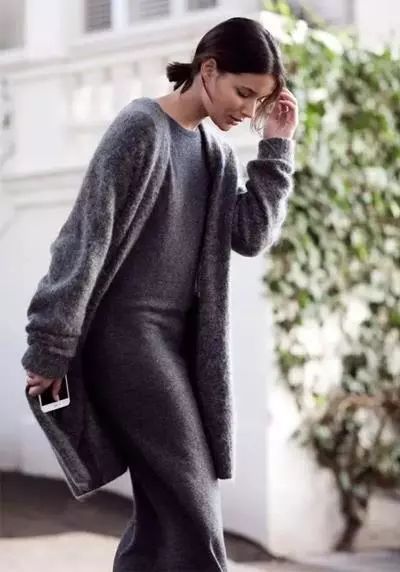 毛衣小香风外套怎么搭配最好看,杏色毛衣过膝长裙搭配什么外套