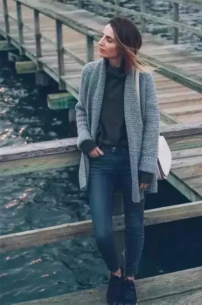 毛衣小香风外套怎么搭配最好看,杏色毛衣过膝长裙搭配什么外套