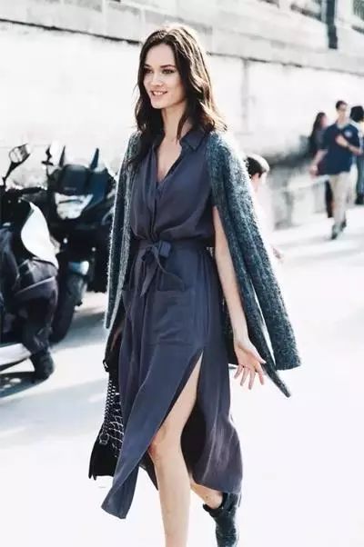 毛衣小香风外套怎么搭配最好看,杏色毛衣过膝长裙搭配什么外套