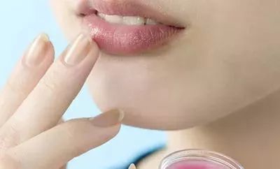 冬季嘴唇干裂起皮教你一招解决,春季嘴唇干裂起皮最快治好的方法