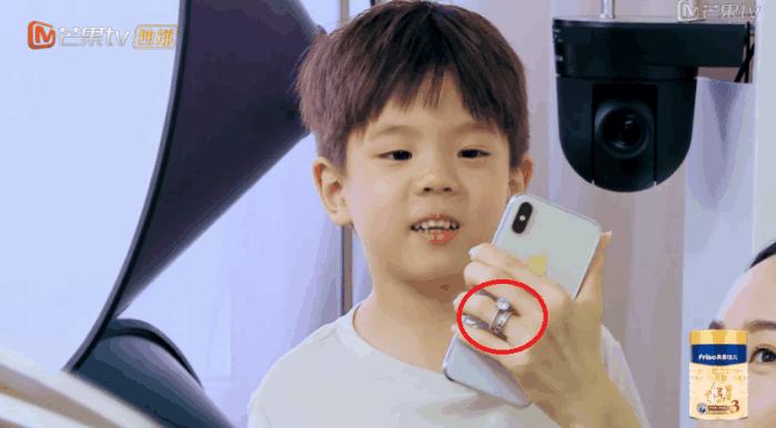 嗯哼给霍思燕戴的什么手表,霍思燕嗯哼正装