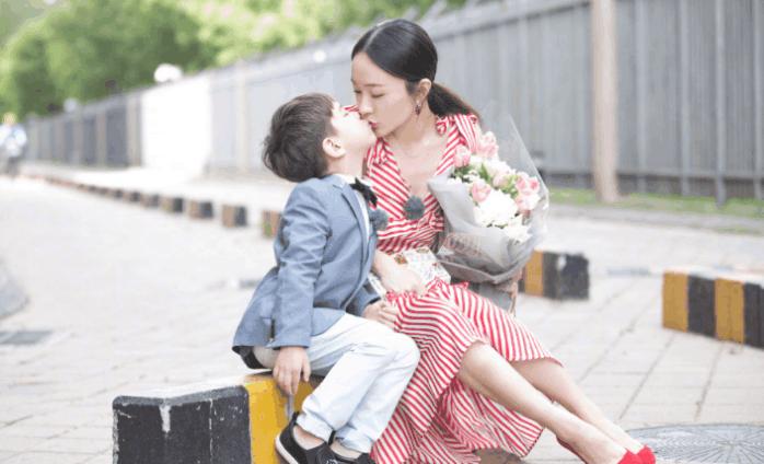 嗯哼给霍思燕戴的什么手表,霍思燕嗯哼正装