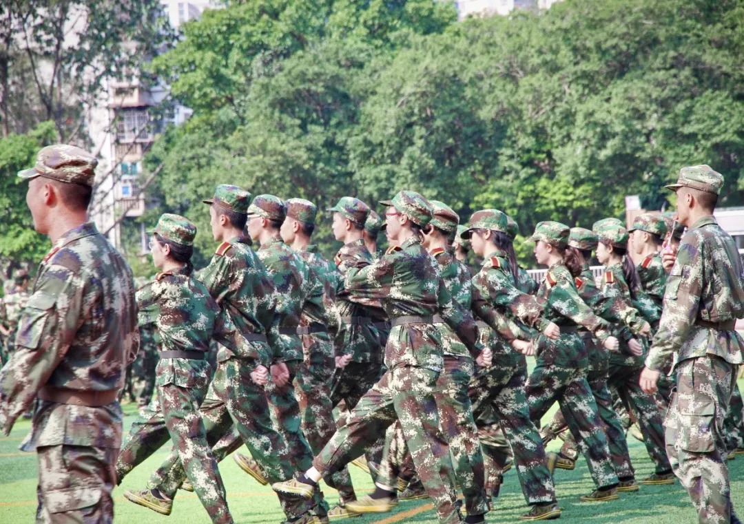 军训进行时青春正当时,军训进行时热血青春永不言败