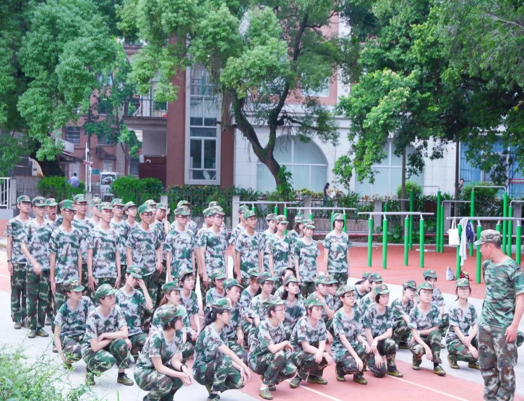 军训进行时青春正当时,军训进行时热血青春永不言败