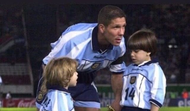 小西蒙尼穿父亲球衣首秀，梅西式进球帮助阿根廷赢球