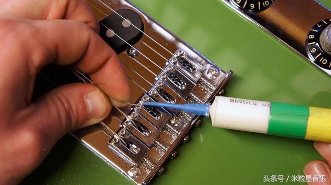 吉他老是弹快怎么办,吉他弦老是跑音