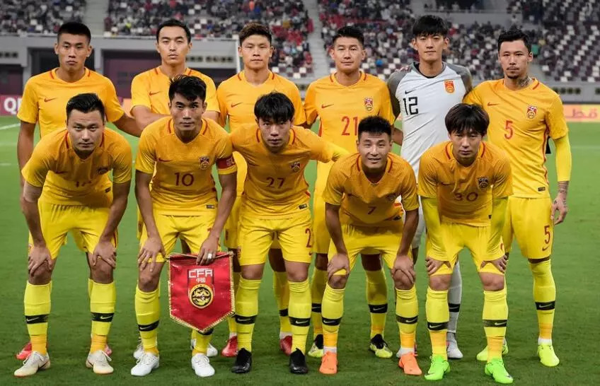 国足连续两次出现致命失误,国足上演63秒窒息操作16次回传gif