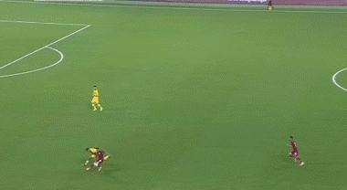 国足连续两次出现致命失误,国足上演63秒窒息操作16次回传gif