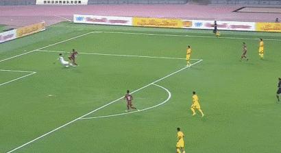 国足连续两次出现致命失误,国足上演63秒窒息操作16次回传gif