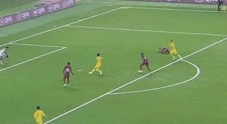 国足连续两次出现致命失误,国足上演63秒窒息操作16次回传gif