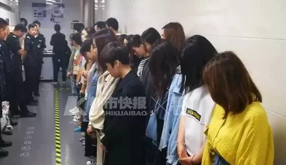 第一次借钱就被要求陪睡，催债时P黄图送花圈殡仪车上门……