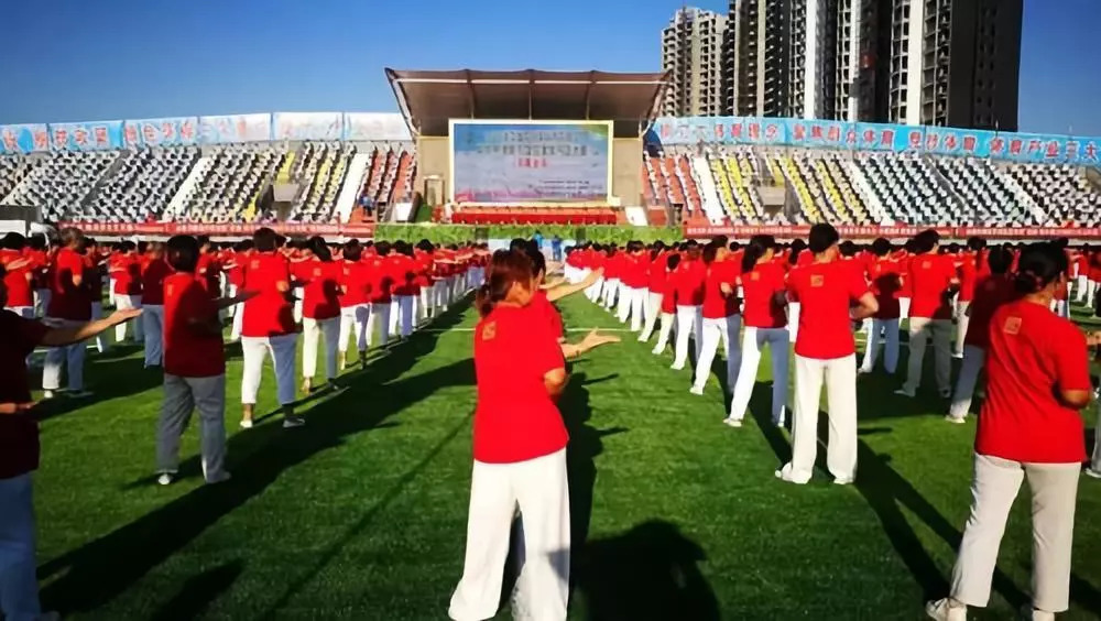 体彩环中原2018自行车公开赛南阳镇平站暨“世界健身气功日”健身气功比赛激情开赛