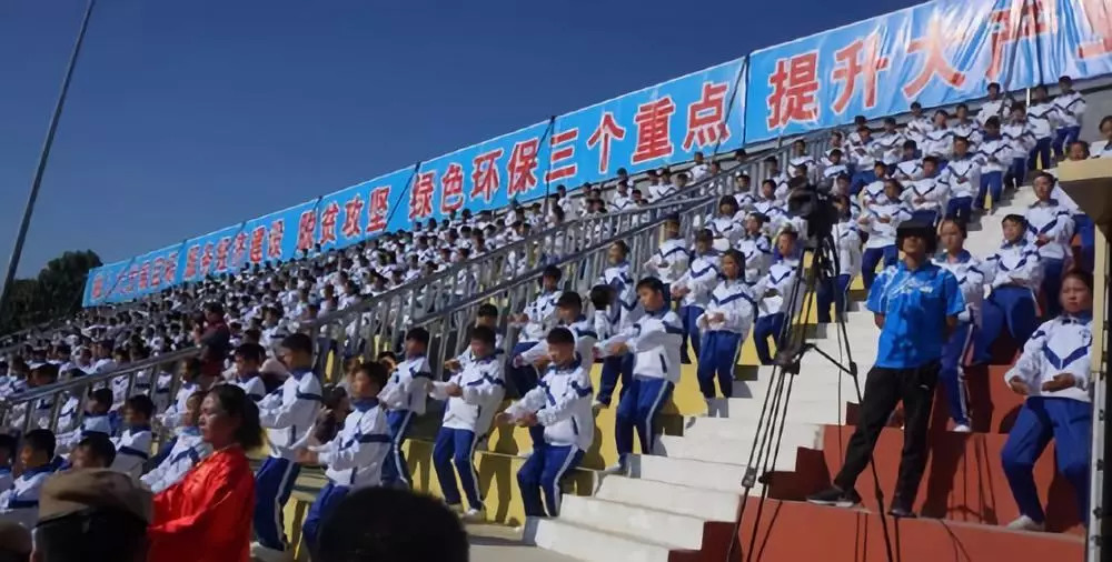 体彩环中原2018自行车公开赛南阳镇平站暨“世界健身气功日”健身气功比赛激情开赛