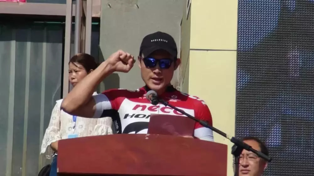 体彩环中原2018自行车公开赛南阳镇平站暨“世界健身气功日”健身气功比赛激情开赛