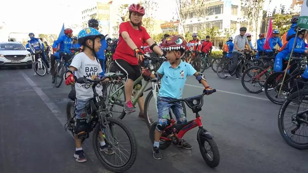 体彩环中原2018自行车公开赛南阳镇平站暨“世界健身气功日”健身气功比赛激情开赛