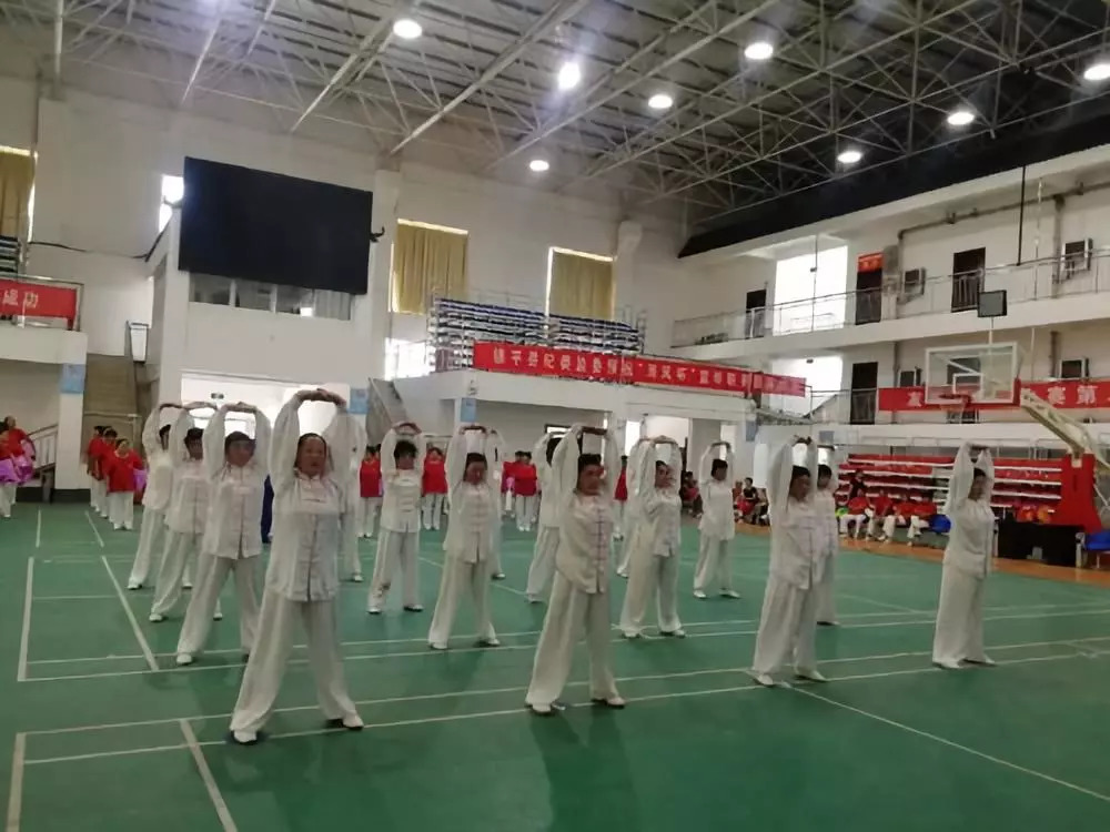 体彩环中原2018自行车公开赛南阳镇平站暨“世界健身气功日”健身气功比赛激情开赛