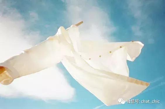 当你有一件纯白的衬衣,洁白的衬衫散发着好闻的味道