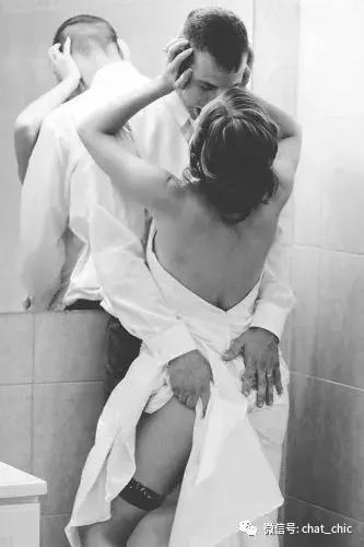 当你有一件纯白的衬衣,洁白的衬衫散发着好闻的味道