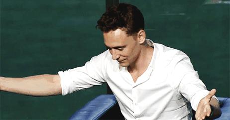 当你有一件纯白的衬衣,洁白的衬衫散发着好闻的味道