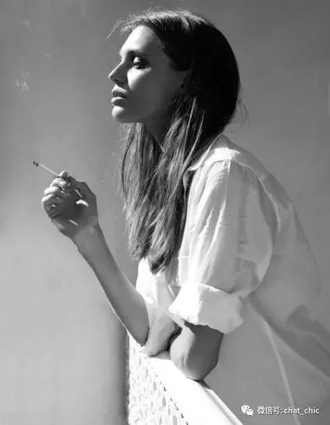 当你有一件纯白的衬衣,洁白的衬衫散发着好闻的味道