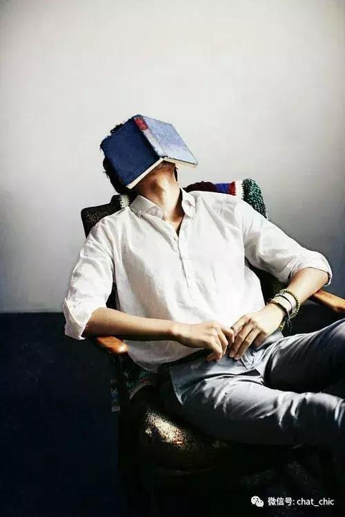 当你有一件纯白的衬衣,洁白的衬衫散发着好闻的味道