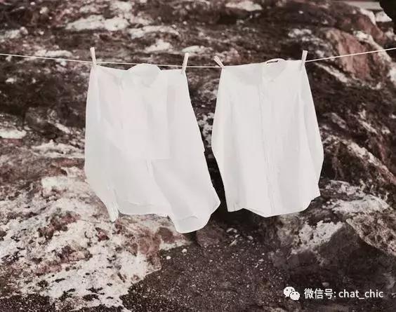 当你有一件纯白的衬衣,洁白的衬衫散发着好闻的味道